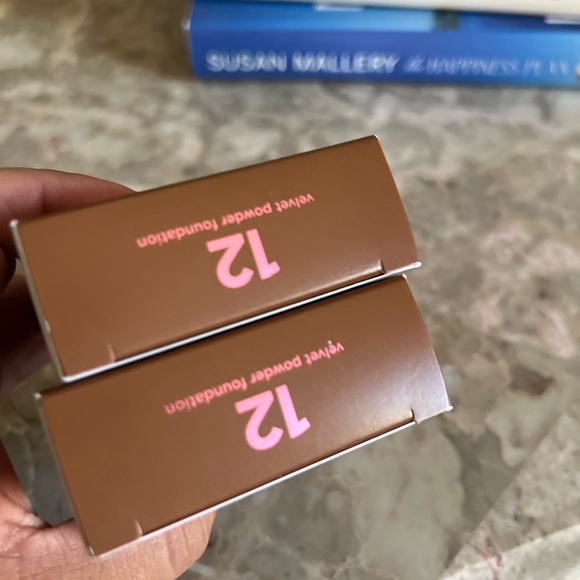 Hello Happy Velvet Powder Foundation 12 - Picture 3 of 8